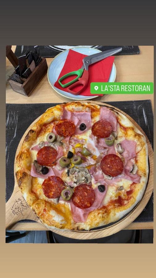 Santa Villa & Restaurant Sremska Mitrovica Bagian luar foto