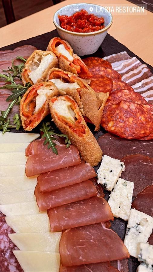 Santa Villa & Restaurant Sremska Mitrovica Bagian luar foto
